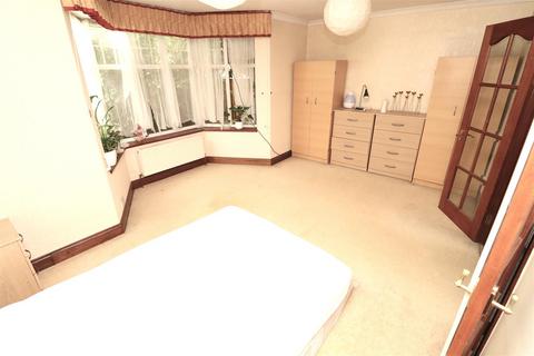 1 bedroom in a house share to rent, Stag Lane
