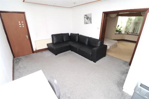 1 bedroom in a house share to rent, Stag Lane