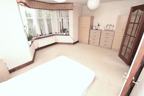 1 bedroom in a house share to rent, Stag Lane