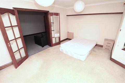 1 bedroom in a house share to rent, Stag Lane
