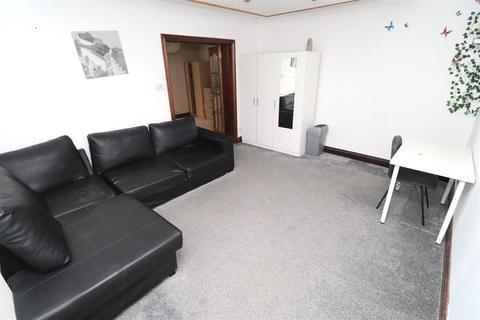 1 bedroom in a house share to rent, Stag Lane