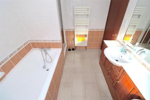 1 bedroom in a house share to rent, Stag Lane
