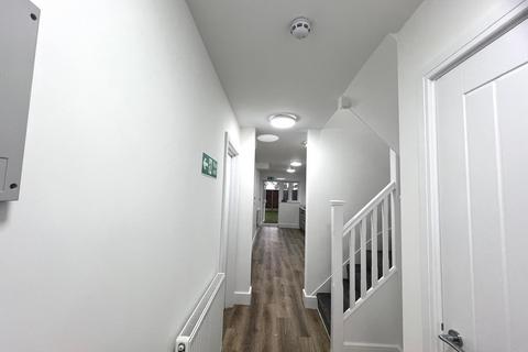 5 bedroom semi-detached house to rent, North Hyde Road, Hayes UB3