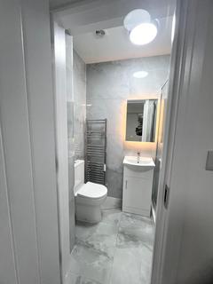 5 bedroom semi-detached house to rent, North Hyde Road, Hayes UB3