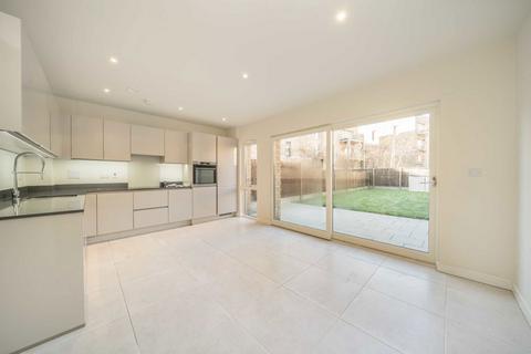 4 bedroom semi-detached house to rent, Vinca Mews, London NW7