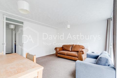 3 bedroom maisonette to rent, Guerin Square, Mile End, London