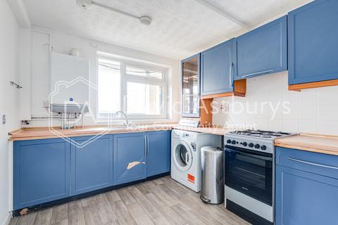 3 bedroom maisonette to rent, Guerin Square, Mile End, London