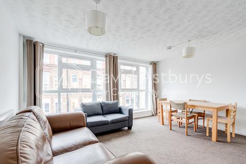 3 bedroom maisonette to rent, Guerin Square, Mile End, London