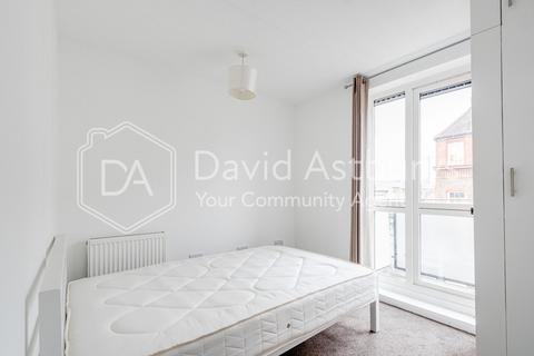 3 bedroom maisonette to rent, Guerin Square, Mile End, London