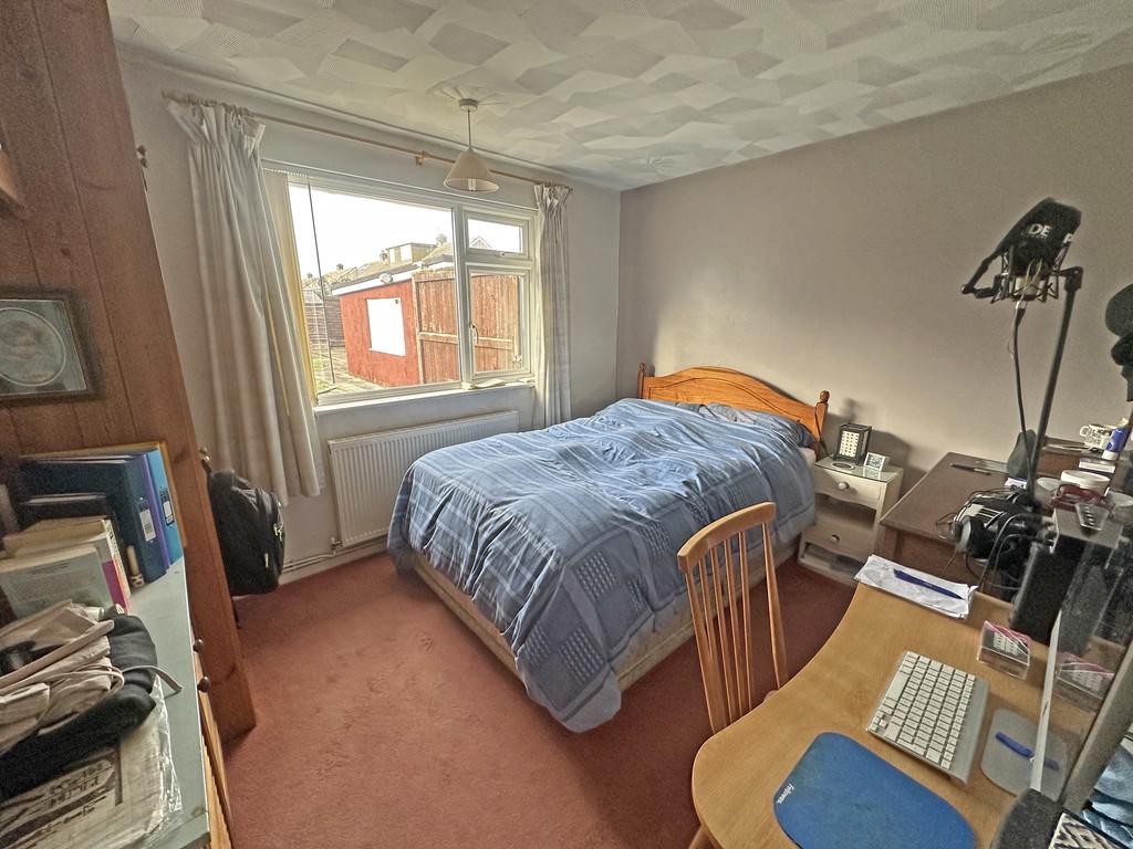 Second bedroom (1)