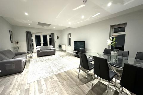undefined, Elmshott Lane, Cippenham, Slough