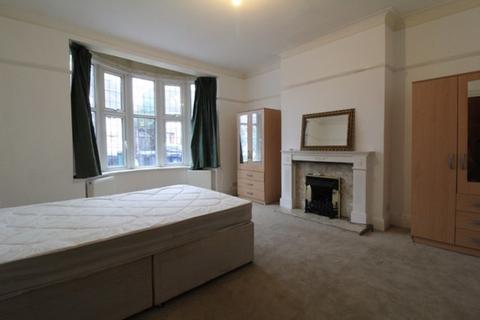 House share to rent, Woodland Way, London