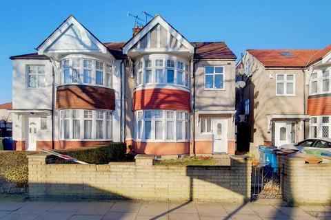 Studio to rent, Imperial Drive, Harrow, HA2