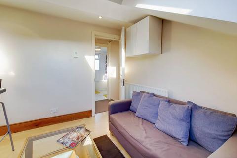 Studio to rent, Imperial Drive, Harrow, HA2