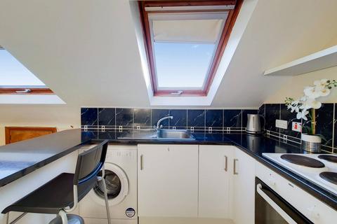 Studio to rent, Imperial Drive, Harrow, HA2