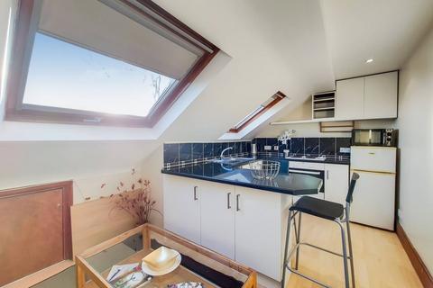 Studio to rent, Imperial Drive, Harrow, HA2