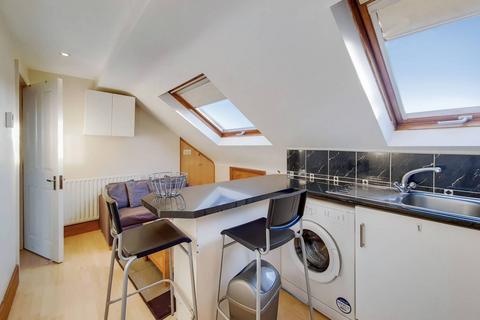 Studio to rent, Imperial Drive, Harrow, HA2