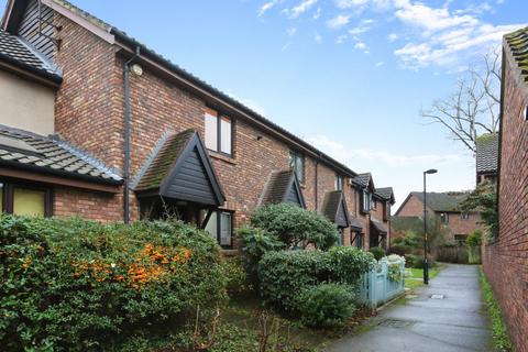 2 bedroom terraced house to rent, Cuthill Walk, London