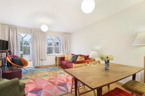 2 bedroom terraced house to rent, Cuthill Walk, London