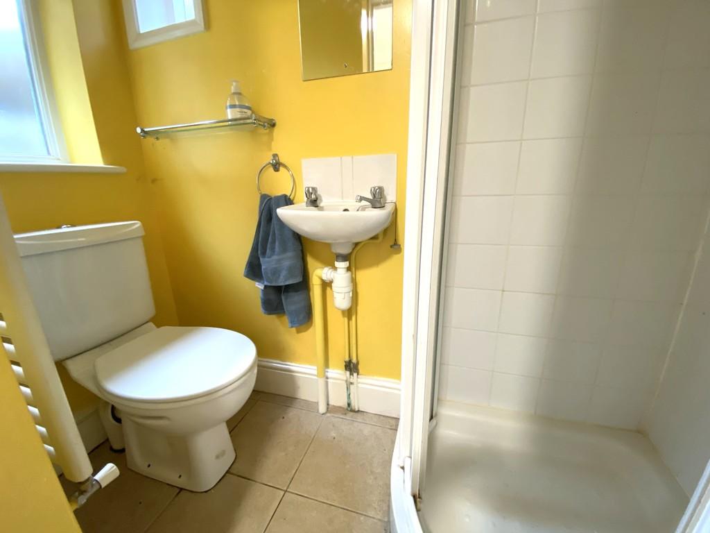 Cloaks shower room