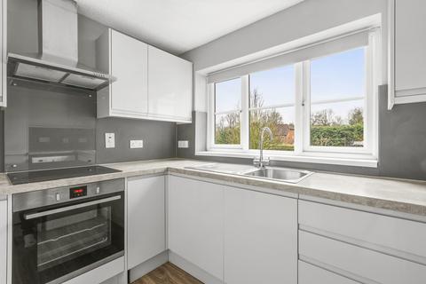 2 bedroom flat to rent, Derwent Close, Amersham