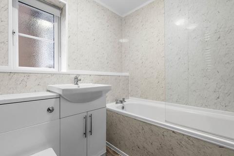2 bedroom flat to rent, Derwent Close, Amersham
