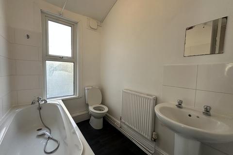 2 bedroom flat to rent, Lansdowne Road, Ilford