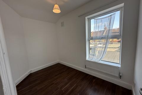 2 bedroom flat to rent, Lansdowne Road, Ilford