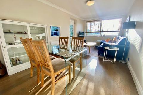2 bedroom apartment to rent, Queens Court, Richmond Park Road