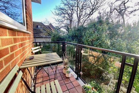 2 bedroom apartment to rent, Queens Court, Richmond Park Road