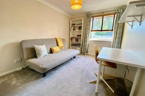 2 bedroom apartment to rent, Queens Court, Richmond Park Road