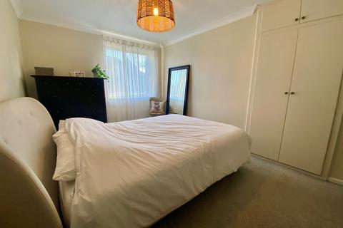 2 bedroom apartment to rent, Queens Court, Richmond Park Road