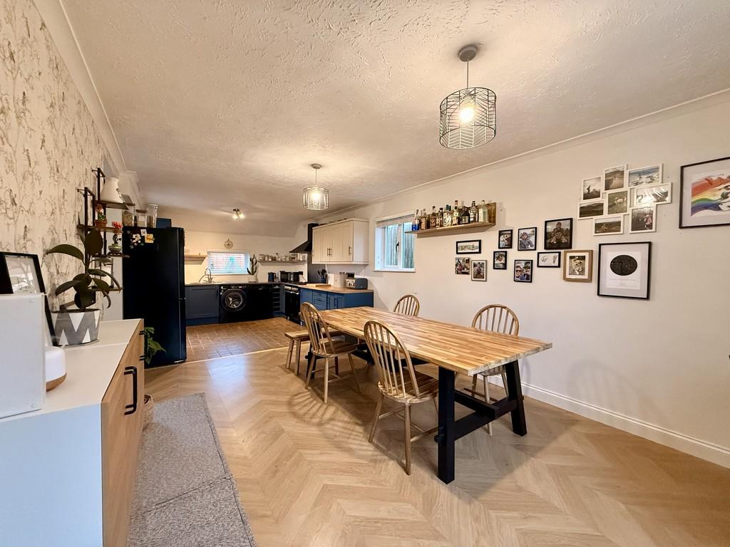 Kitchen/Dining Area