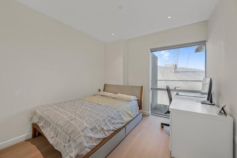 2 bedroom flat to rent, Cutter Lane, London