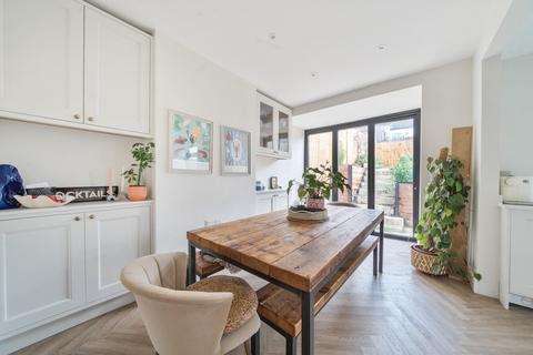 3 bedroom semi-detached house to rent, Grange Road, London, SE19