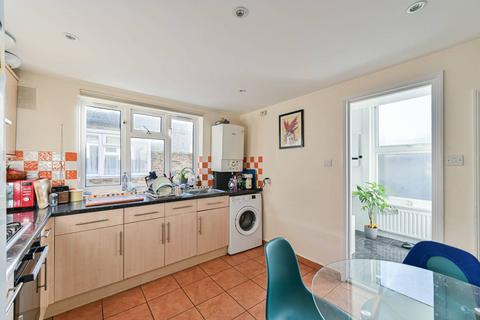 2 bedroom flat to rent, Himley Road, Tooting, London, SW17