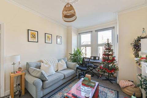 2 bedroom flat to rent, Himley Road, Tooting, London, SW17
