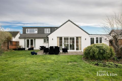 4 bedroom detached bungalow for sale, Chestnut Springs, Lydiard Millicent.
