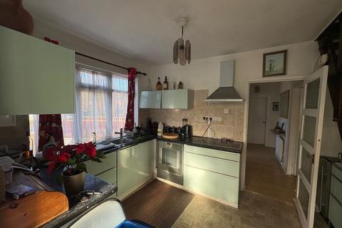 2 bedroom detached bungalow for sale, Brighton Road, Coulsdon