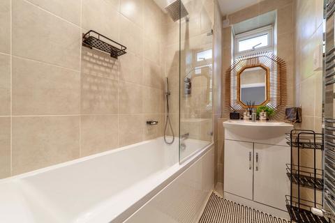 3 bedroom flat to rent, Darlan Road, Fulham, London