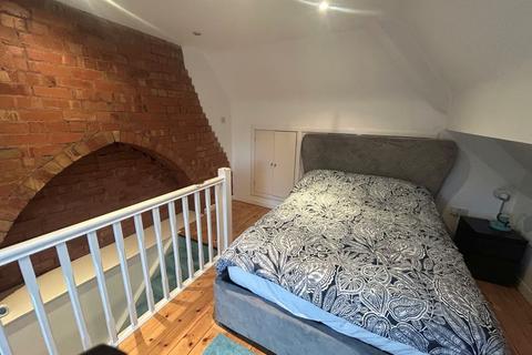3 bedroom apartment to rent, Hewell Road, Barnt Green