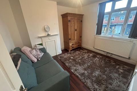 3 bedroom apartment to rent, Hewell Road, Barnt Green