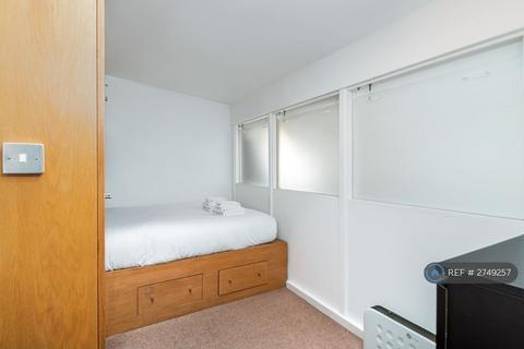1 bedroom in a flat share to rent, Hanson Street, London, W1W