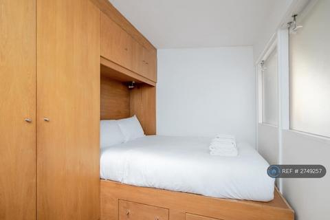 1 bedroom in a flat share to rent, Hanson Street, London, W1W