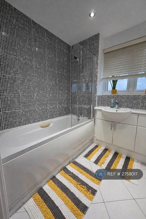 Main Bathroom / Toilet