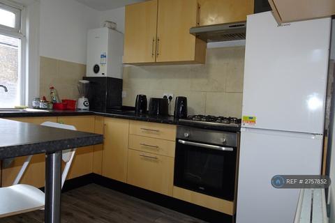 1 bedroom in a flat share to rent, South Norwood Hill, London, SE25