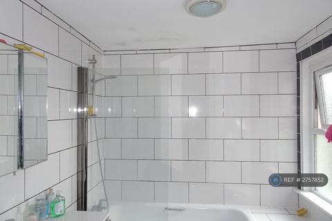 1 bedroom in a flat share to rent, South Norwood Hill, London, SE25