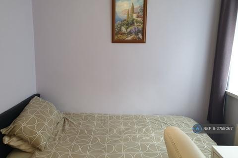 1 bedroom in a flat share to rent, Cottenham House, London, N19