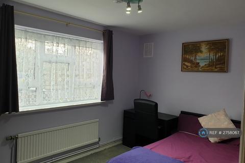 1 bedroom in a flat share to rent, Cottenham House, London, N19