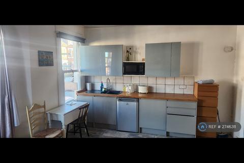 1 bedroom in a house share to rent, Kestrel Avenue, London, SE24